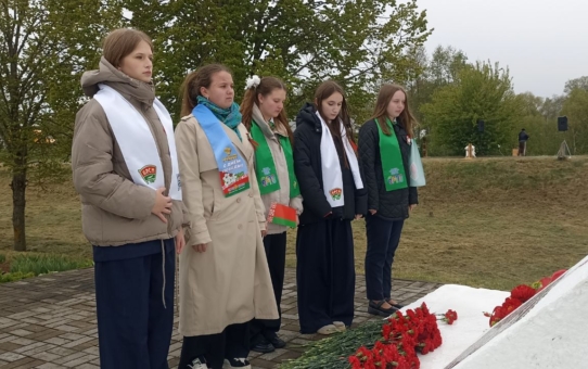 Вахта Памяти учащихся, членов БРПО и БРСМ, у памятника Д. Горбунову в д. Нарбуты