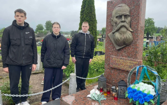 Члены БРСМ участвуют в акции "Сохраним память на века"