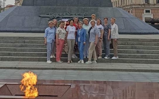 В рамках 80-летия Победы советского народа в Великой Отечественной войне педагогический коллектив школы посетил площадь Победы в г. Минске