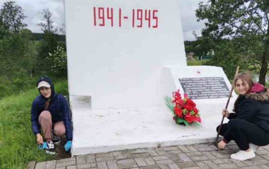 Учащиеся школы, члены БРСМ школы, участвуют в акции "Сохраним память на века"