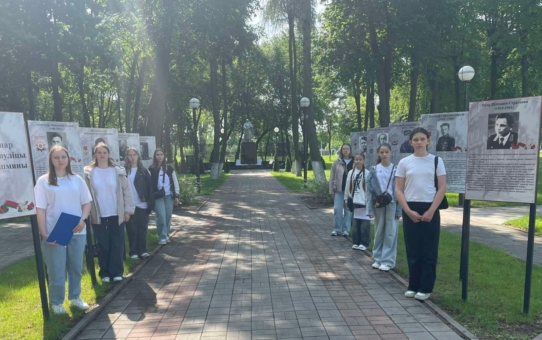 Учащиеся школы посетили аллею в городском парке "В их честь названы улицы города Ошмяны"