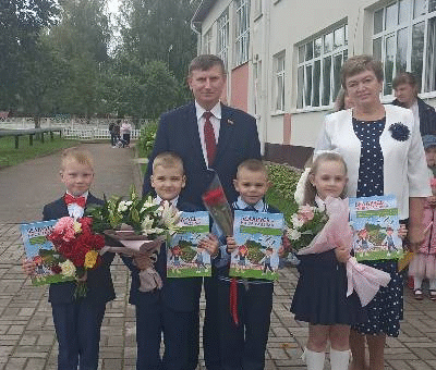 Торжественная линейка, посвященная Дню знаний и началу нового учебного года