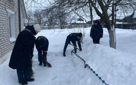 Члены БРСМ совместно с сотрудниками Ошмянского РОЧС оказали помощь одиноко проживающим гражданам в расчистке снега
