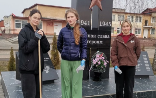 Члены БРСМ участвуют в акции "Сохраним память на века"